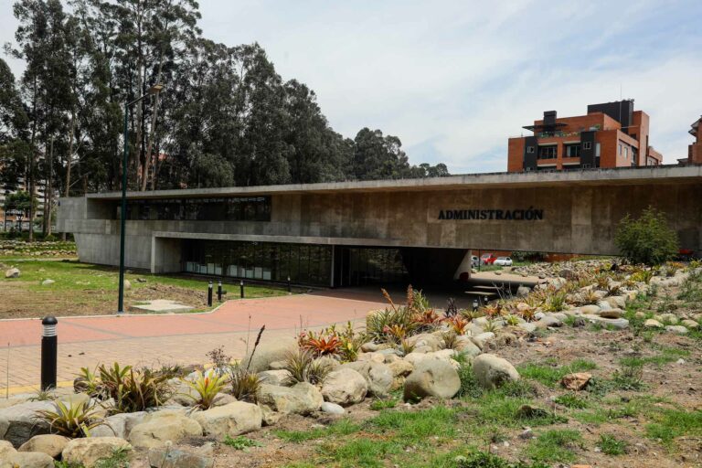 Edificio Administrativo del Campus Balzay de U. de Cuenca gana premio