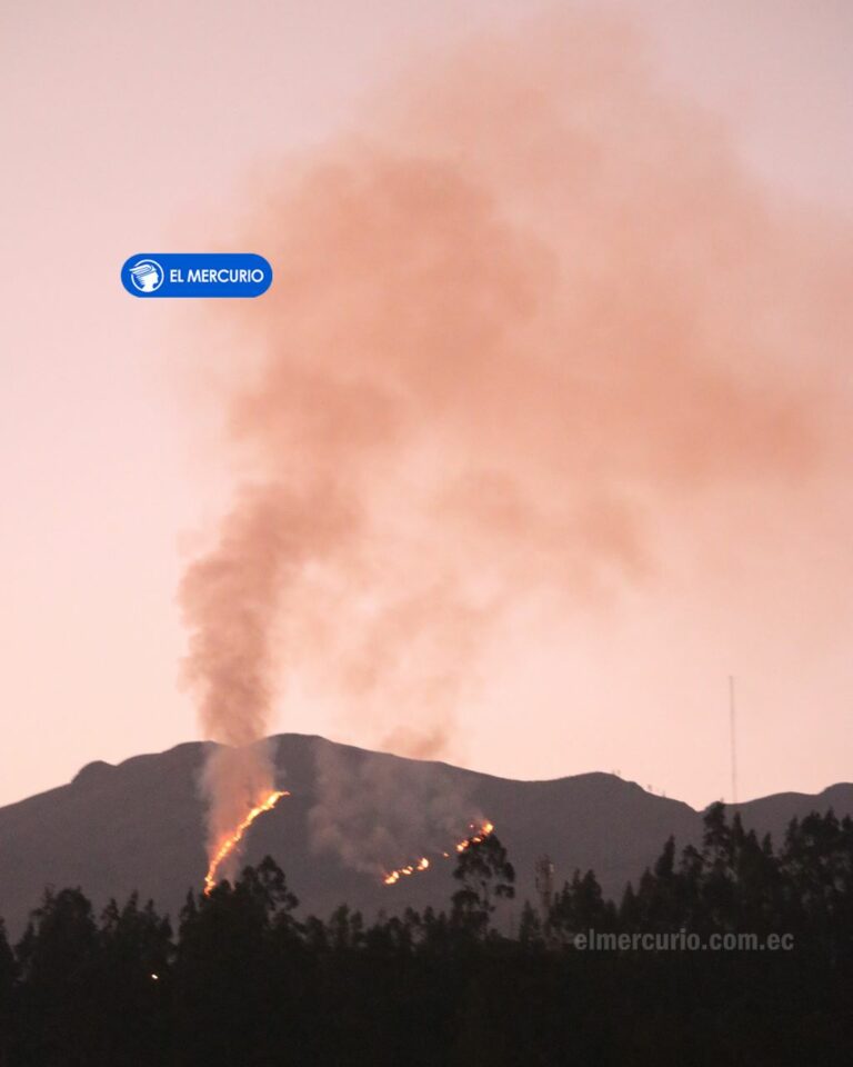 Incendio de proporciones en zona montañosa de Cuenca  
