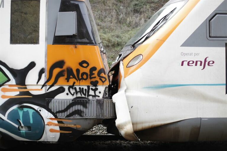 Heridas 155 personas por la colisión de dos trenes en España