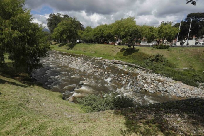 El río Tomebamba ayer registró un caudal de 1,35 metros cúbicos por segundo (m³/s). No se descartan cortes por el estiaje. XCA