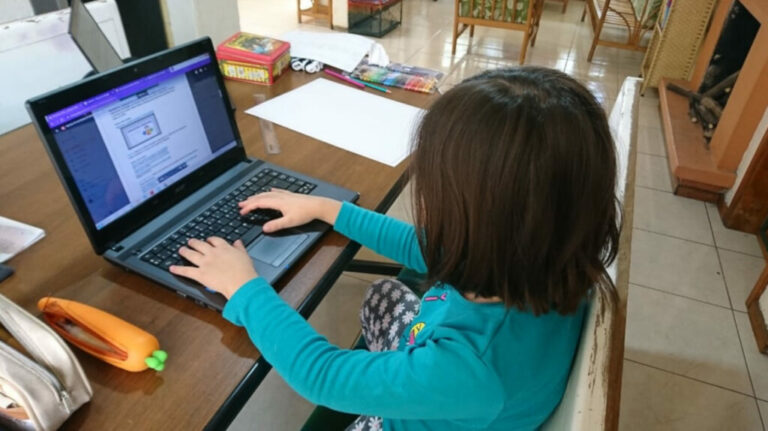 OMS recomienda programas educativos para reducir riesgos de internet en niños