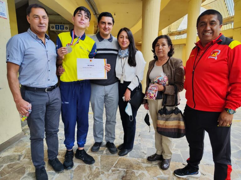 Daniel Beltrán comparte con su familia el título en los Juegos Sudamericanos Escolares