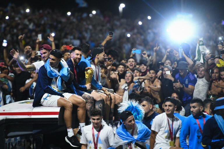 Una marea de argentinos recibe a sus campeones