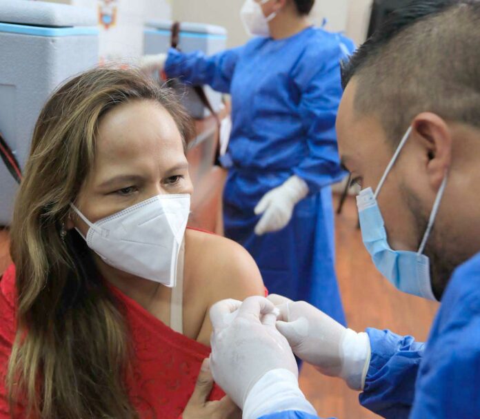 Ayer se vacunó al personal de salud del Hospital Vicente Corral Moscoso en el auditorio Nicanor Corral M. XCA Ayer se vacunó al personal de salud del Hospital Vicente Corral Moscoso en el auditorio Nicanor Corral M. XCA