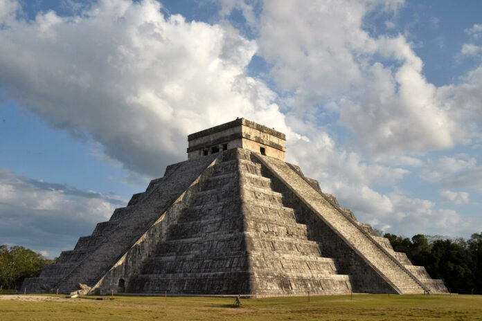 Turista polaco sube al Castillo de Chichén Itzá en México y lo