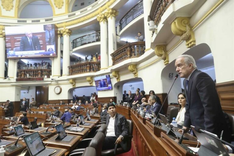 Congreso de Perú posterga para esta tarde el debate de adelanto de elecciones