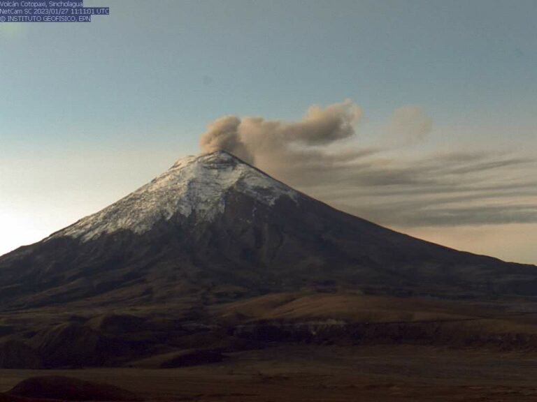 Cae ceniza en localidades cercanas al volcán Cotopaxi