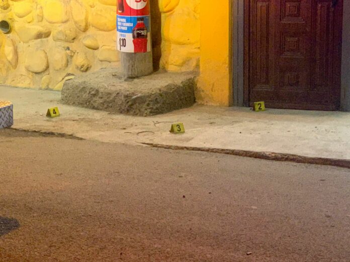 En la escena del asalto quedaron las vainas percutidas tras disparos que efectuaron asaltantes, en las calles Graham Bell y Yaupi, sector Miraflores, en Cuenca.