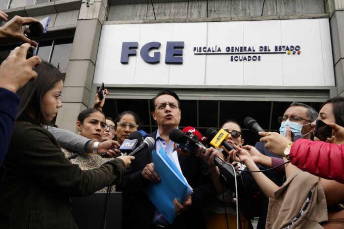 Fernando Villavicencio presenta denuncia contra candidatos