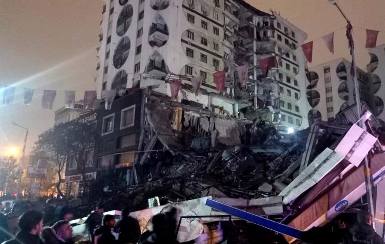 Más de 2.300 muertos por el sismo: al menos 1.498 en Turquía y 851 en Siria