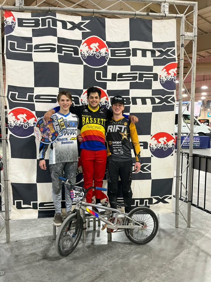 1-2b 4 coles Bicicrosistas azuayos en Estados Unidos