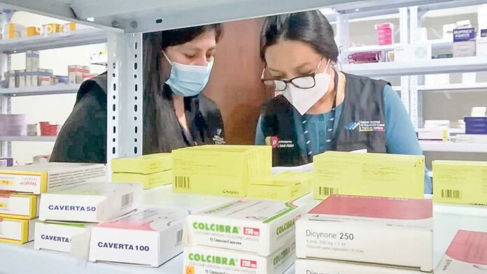 A farmacias de la ciudad llegan pacientes en busca de medicamentos, entre ellos, para contrarrestar enfermedades respiratorias. XCA A farmacias de la ciudad llegan pacientes en busca de medicamentos, entre ellos, para contrarrestar enfermedades respiratorias. XCA
