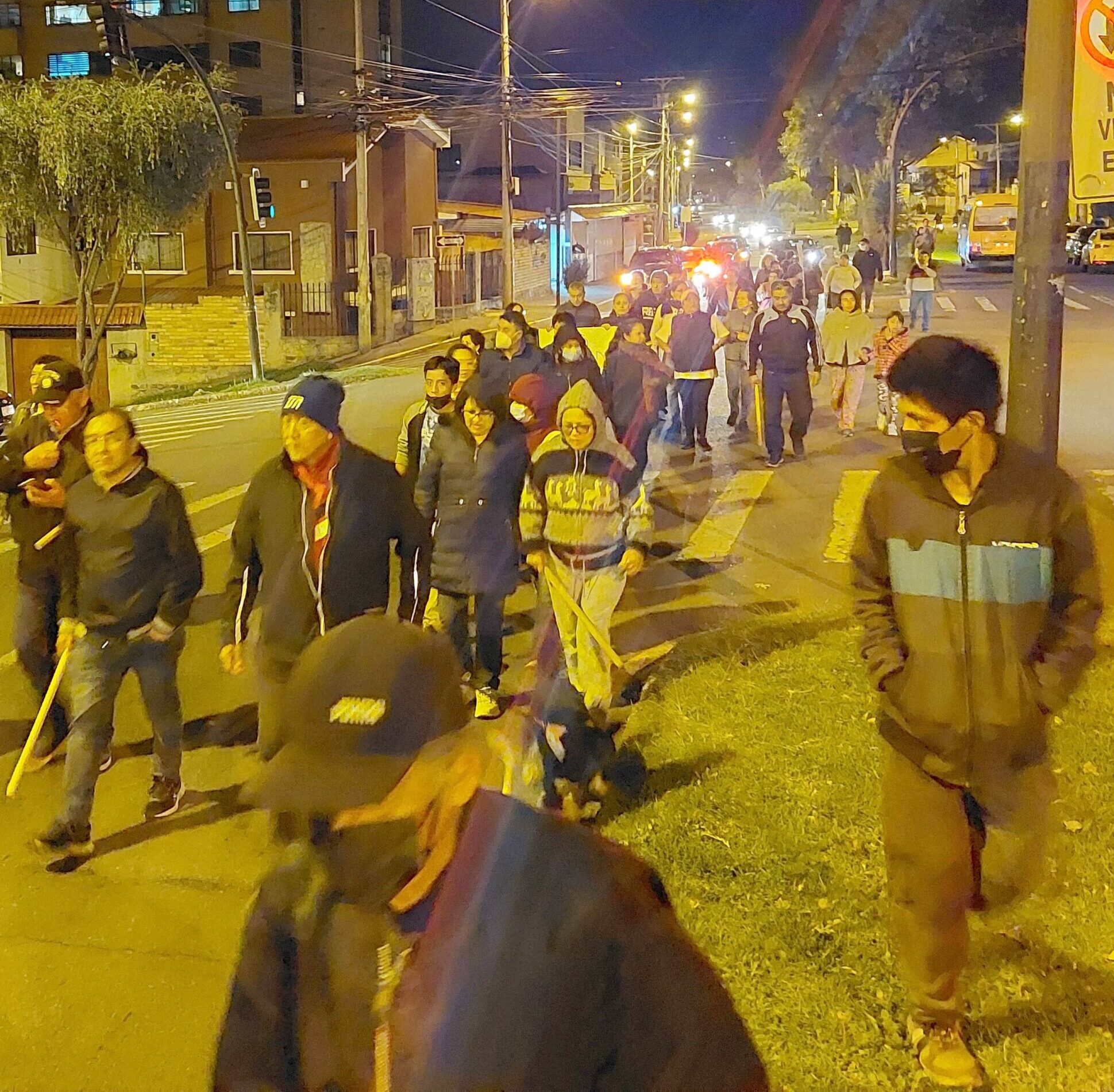 La noche del miércoles se realizó una marcha en el barrio Virgen de Bronce para pedir mayor seguridad.