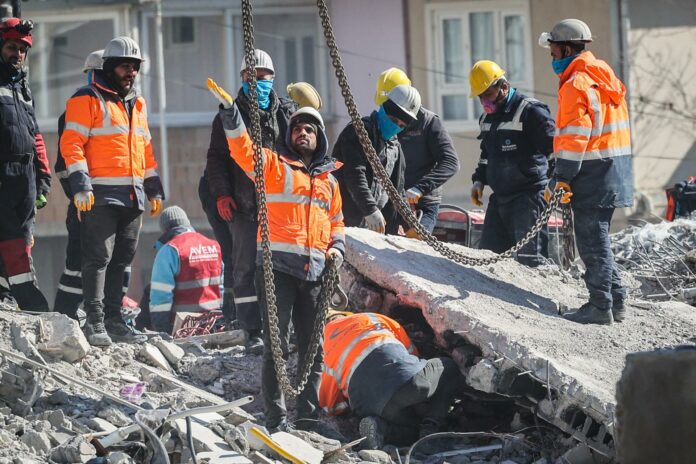 Rescate de un hombre luego del terremoto en Turquía