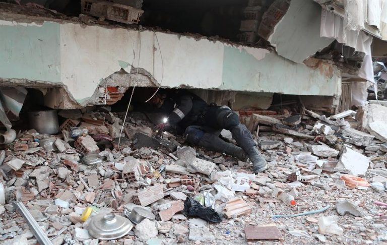 Aumentan a casi 19.400 los muertos en Turquía por el terremoto