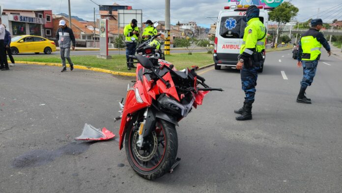 Accidente de motocicleta y vehículo particular en la avenida De Las Américas, sector redondel de Miraflores.