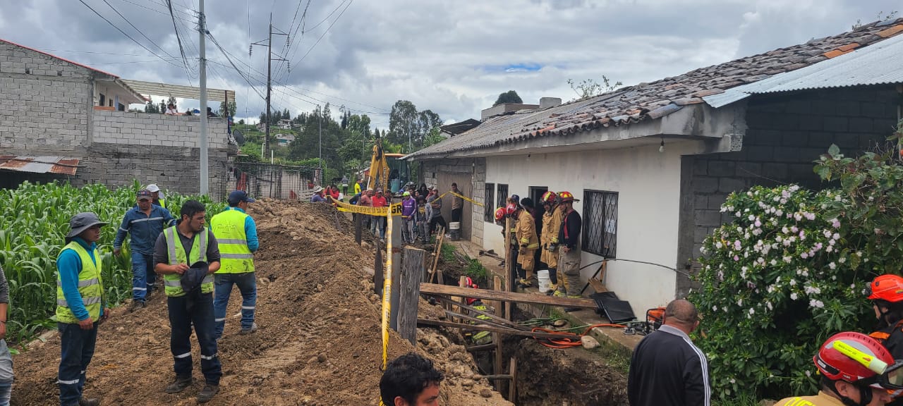 Trabajadores atrapados bajo tierra en Ricaurte