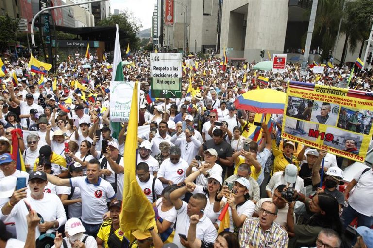Colombianos comienzan a llenar las calles para rechazar reformas del Gobierno