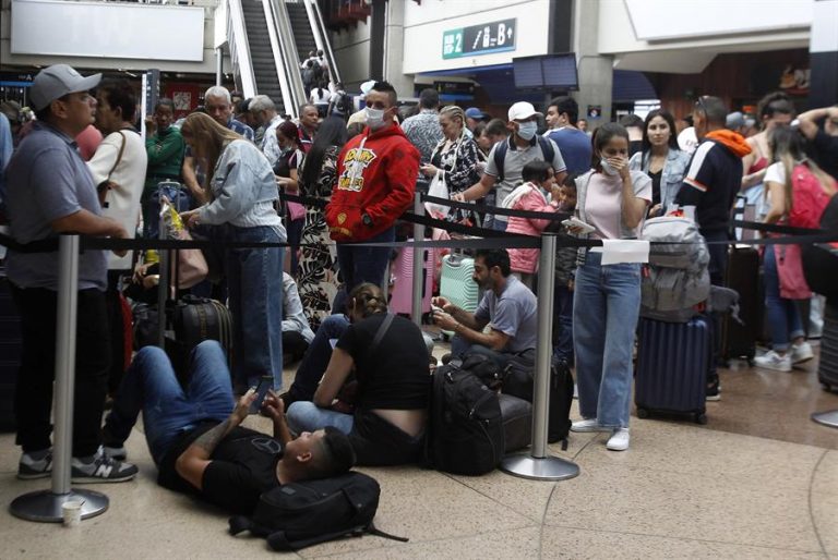 La suspensión de operaciones de Viva Air provoca una crisis aérea en Colombia