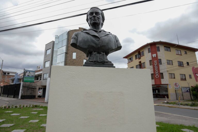 Continúan las sustracciones de placas de monumentos y bustos en Cuenca