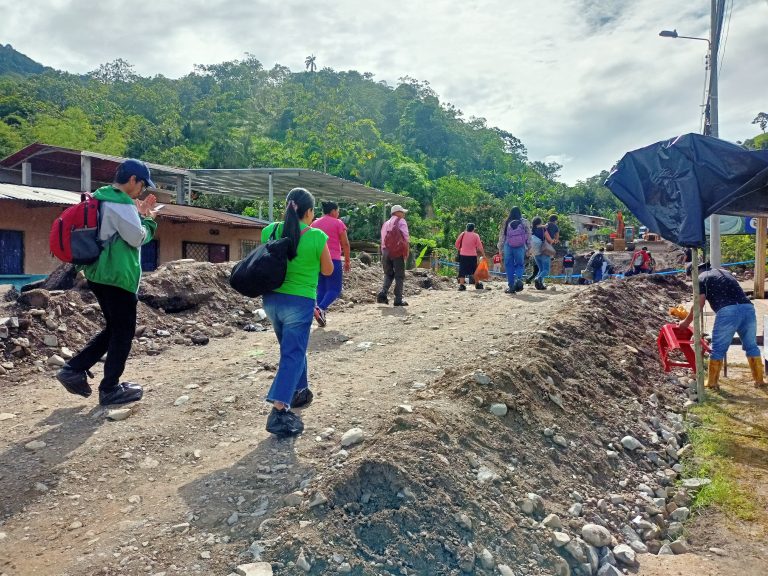 Cierre total de la vía a El Oro afecta al transporte y comercio