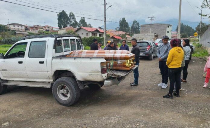 En el Centro Forense de Cuenca, familiares retiraron el cuerpo de Gloria Beatriz Cambizaca, quien fue hallada sin vida en el río Cuenca.