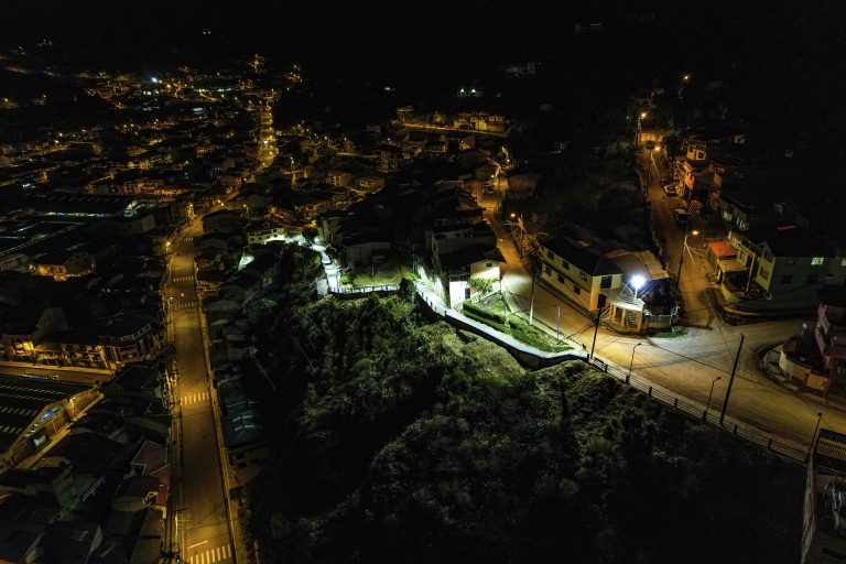 Paute implementa paneles solares para el alumbrado