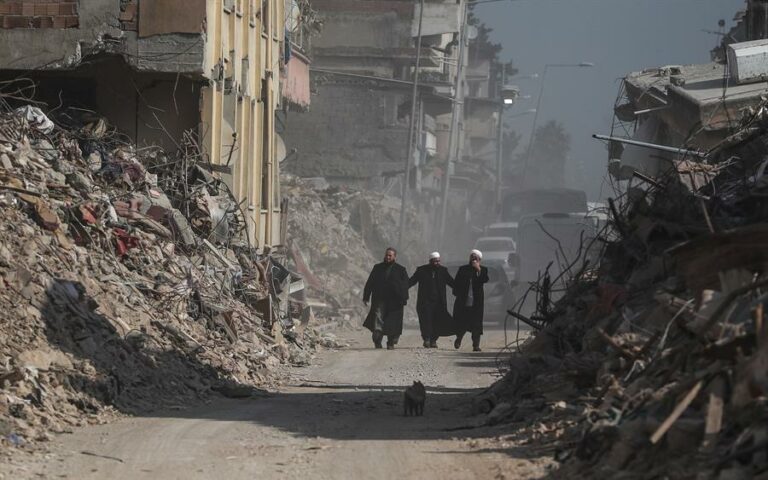 Suben a 45.890 los muertos por terremotos en Turquía, que vive réplica de 4,8
