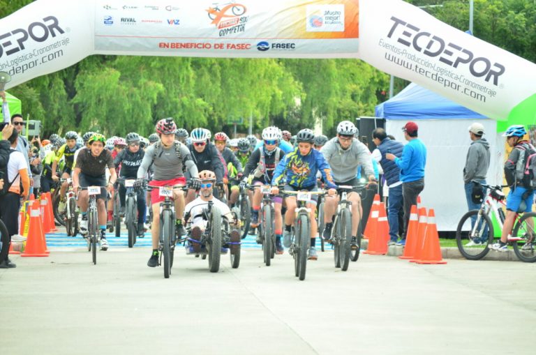 Más de 2.000 ciclistas pedalean en ‘Luchar sin competir’ por las personas que batallan contra el cáncer