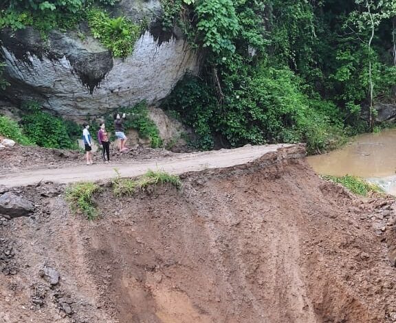 Deslave en la vía Uzhcurrumi bloquea el paso alterno de Gramalote por la Cuenca – Girón – Pasaje
