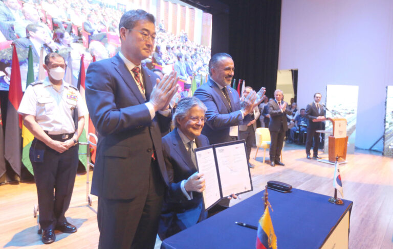 Cita deja compromisos y firma para estudios viales<br>
