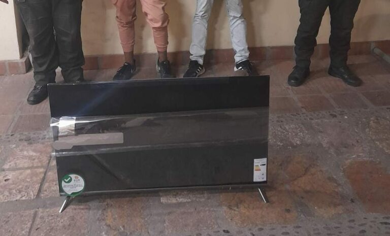Dos detenidos acusados de robo de televisor en local comercial