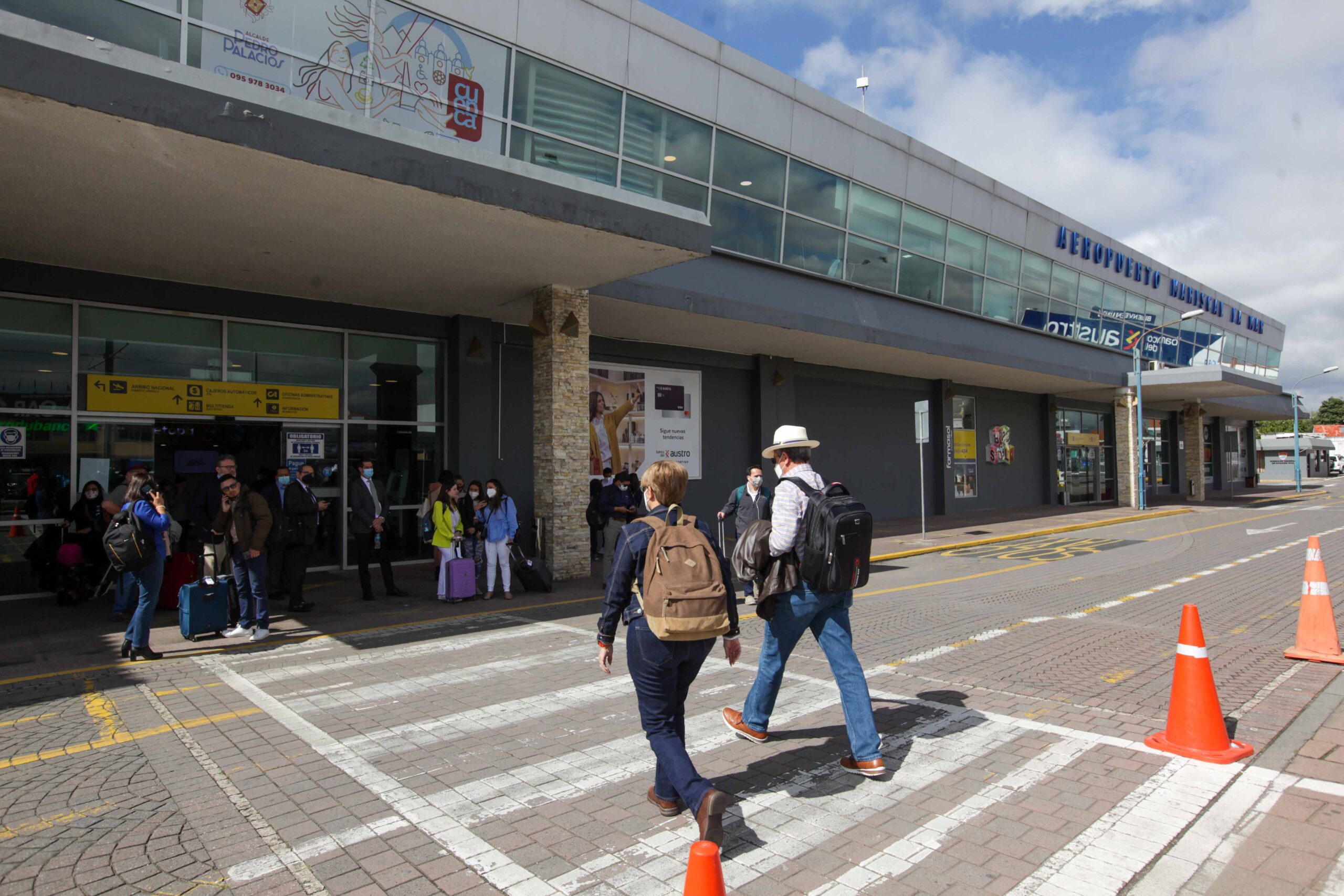 El Ministerio del Interior y el Municipio de Cuenca firmaron convenios para la internacionalización del Aeropuerto Mariscal La Mar.