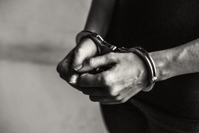 Criminal in handcuffs Expolicia sentenciado a 34 años de prisión por asesinato de su hija