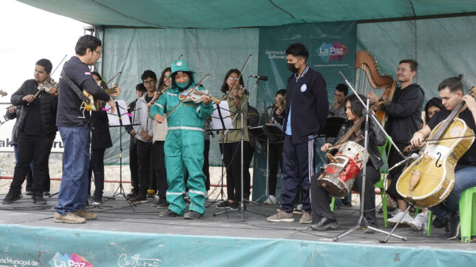 Jóvenes paraguayos dejan semilla en Bolivia con instrumentos hechos de basura Jovenes músicos con basura