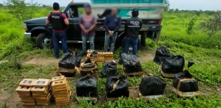 Detienen a dos hombres con más de media tonelada de cocaína en Manabí