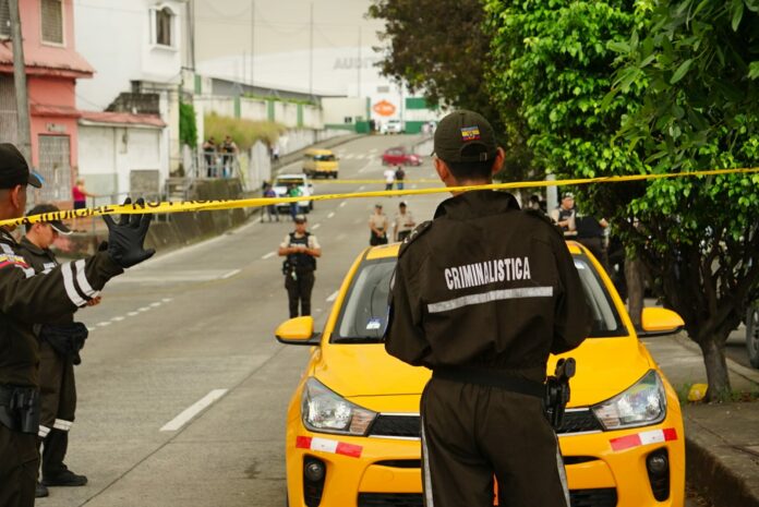 Un delincuente fue abatido mientras asaltaba al estilo sacapintas. El asalto fue frustrado por un efectivo de la Policía Nacional.