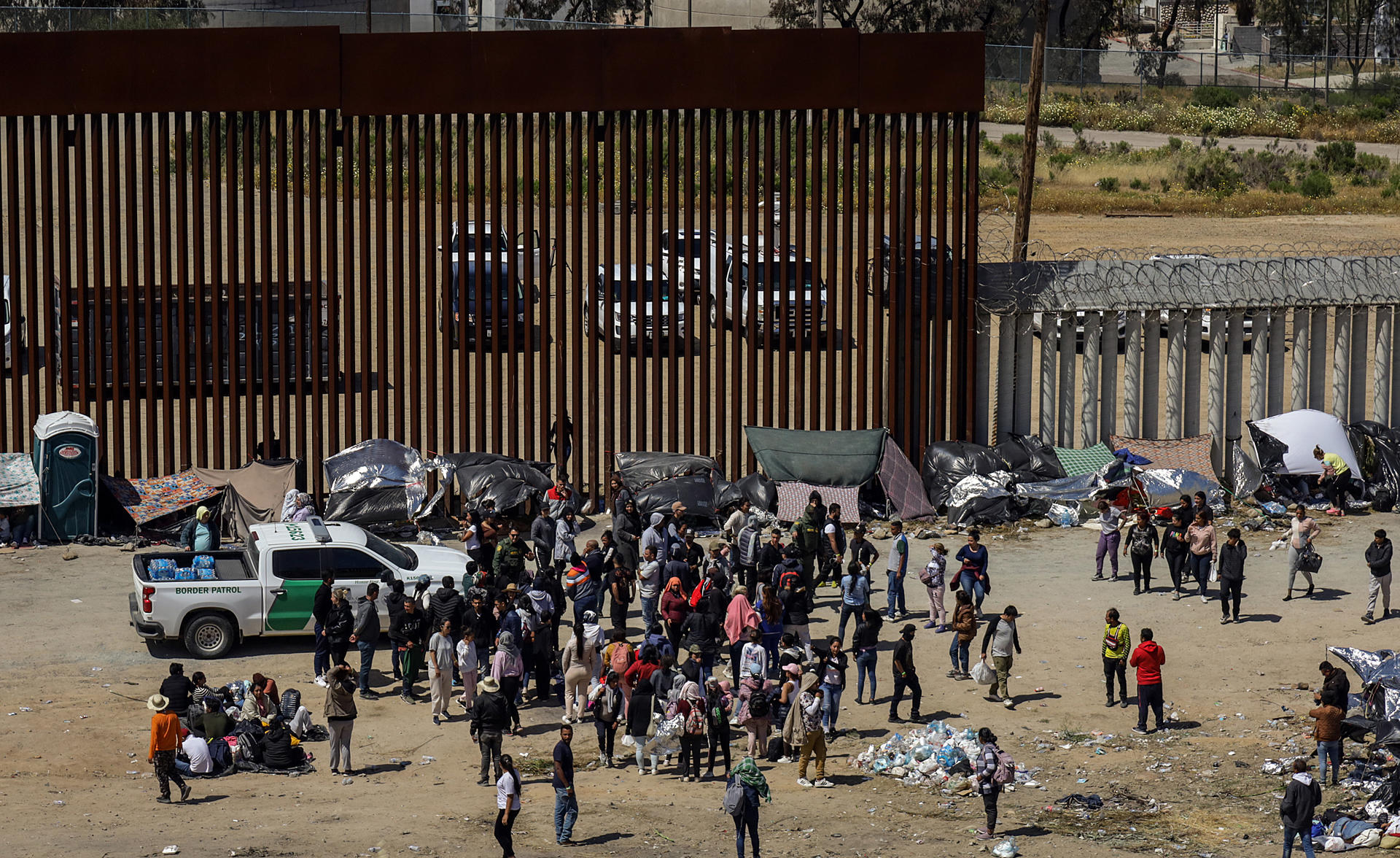1800 Migrantes alertó a la comunidad inmigrante de estafas que coyoteros están cometiendo con la ayuda de la inteligencia artificial.