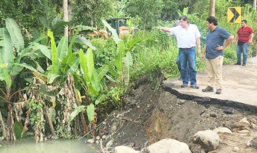 Ministro analiza vías en Ecuador
