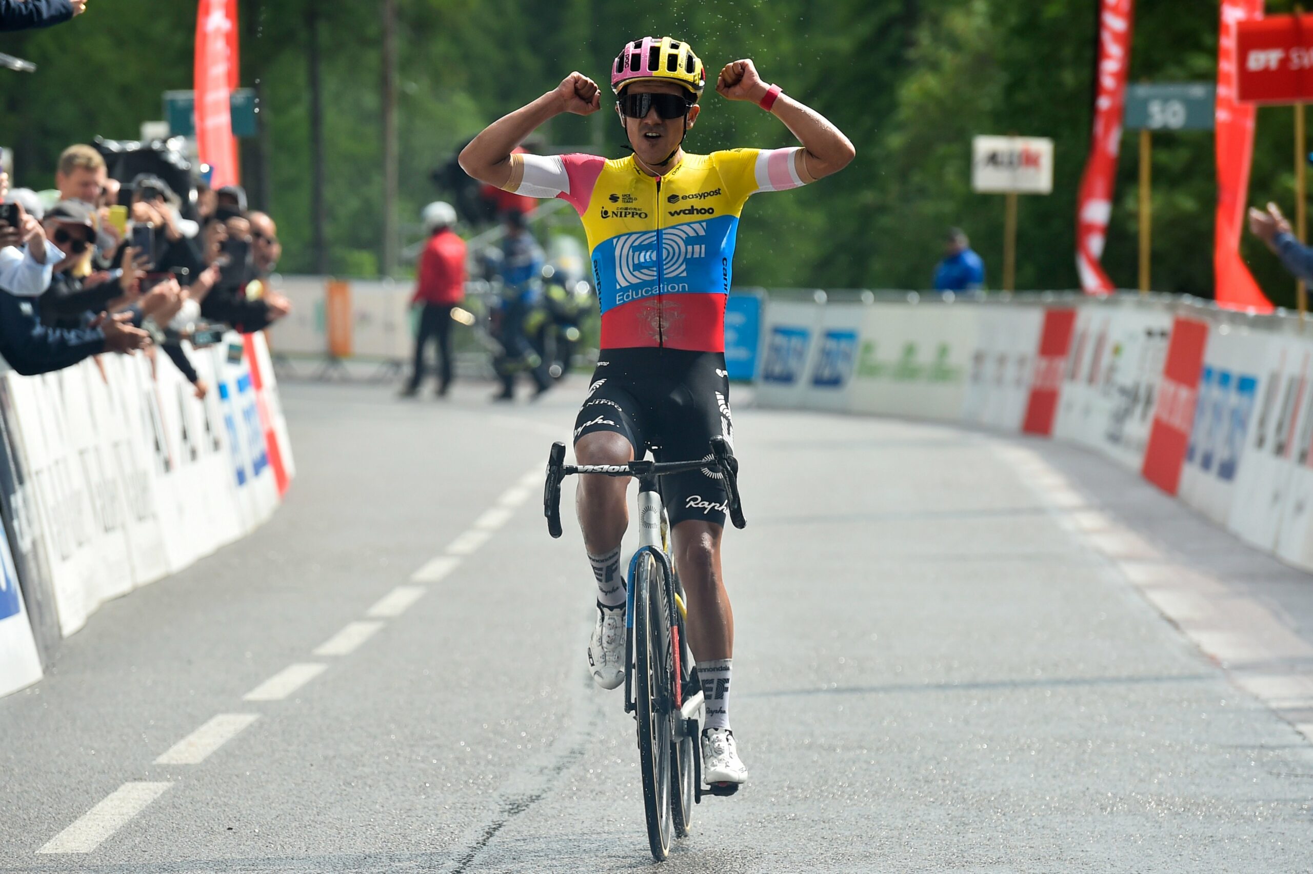 Carapaz gana carrera