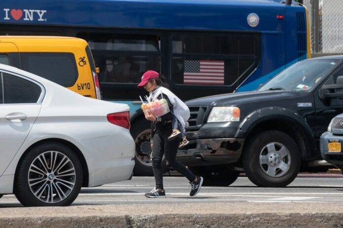 María, de 20 años, migrante de Ecuador, lleva a su bebé de un año en su espalda, en New York. Foto: New York Post María, de 20 años, migrante de Ecuador, lleva a su bebé de un año en su espalda, en New York. Foto: New York Post