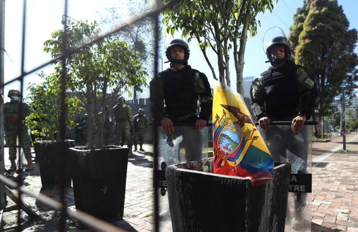 Decenas de militares y policías cercan la Asamblea Nacional de Ecuador