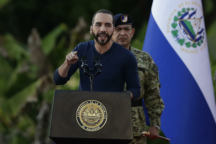 Bukele dice que el Gobierno de EE.UU. mete a la cárcel a