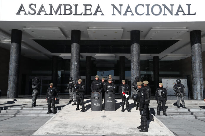 El presidente de Ecuador disuelve el Parlamento y aplica la