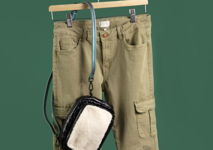 pantalones-percha-fondo-verde