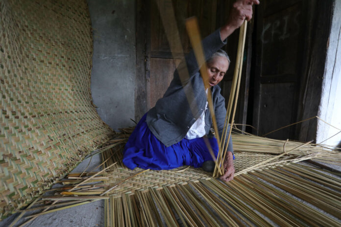 La artesana Lidia Zambrano mantiene viva la tradición del tejido de esteras y otras artesanías con totora. /XCA