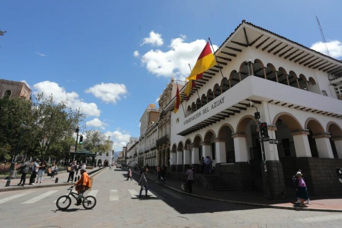 Los exteriores de la Gobernación de Azuay, que ha sido escenario de protestas, ayer permaneció son novedades. Los exteriores de la Gobernación de Azuay, que ha sido escenario de protestas, ayer permaneció son novedades.