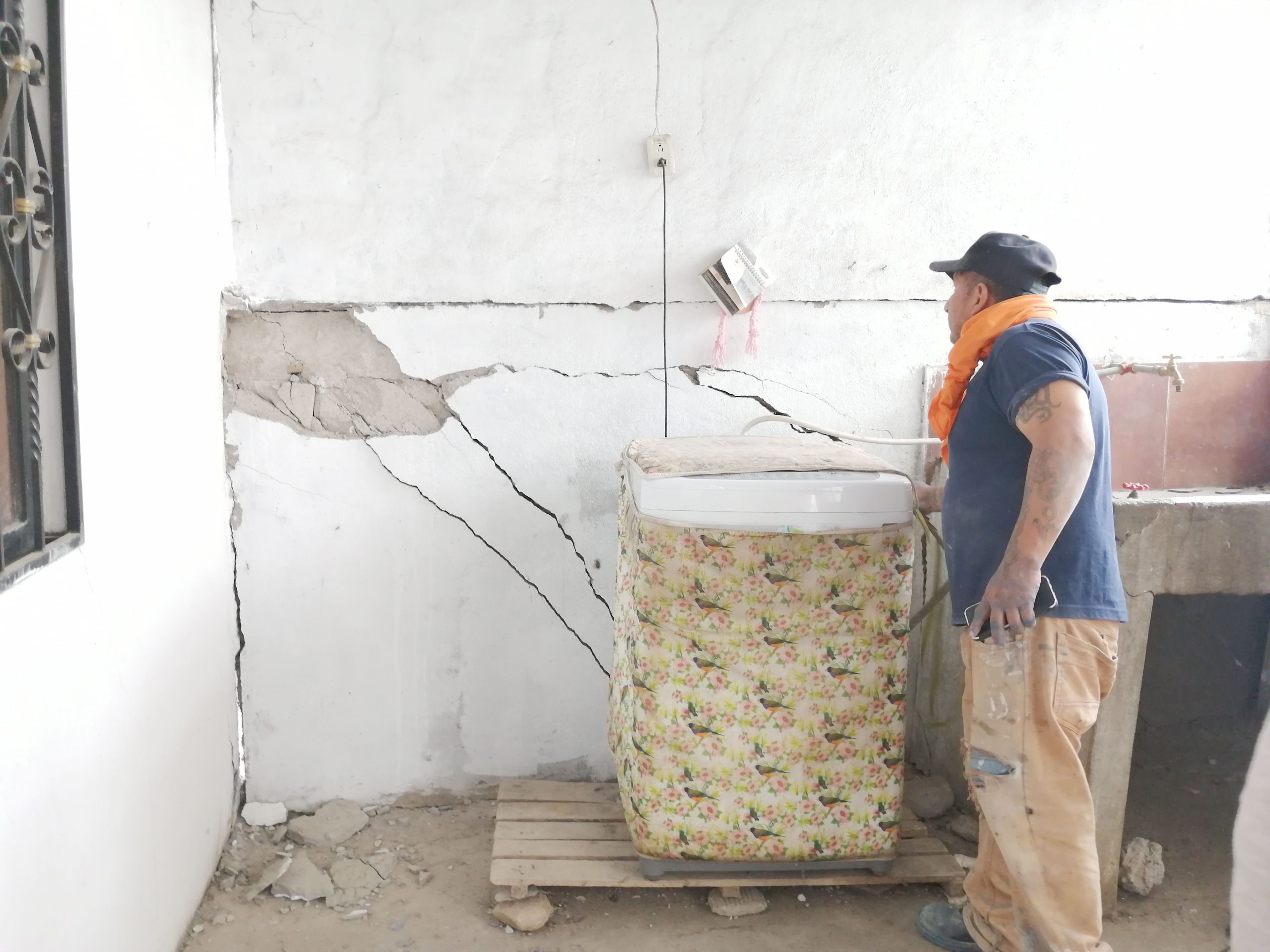 Hay viviendas en el barrio Central de Miraflores que presentan graves daños como cuarteaduras- /FCS