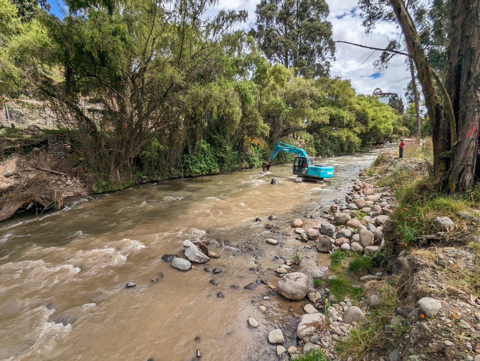 Se prevé que trabajos en el río Machángara, provoquen turbiedad en el afluente.