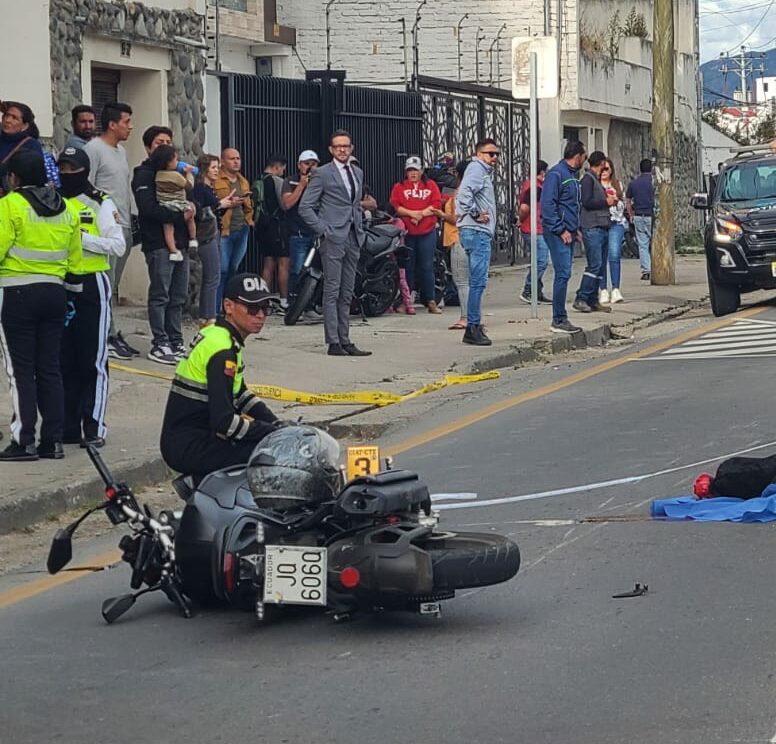 Los agentes de tránsito realizan el registro de datos sobre el siniestro ocurrido en Cuenca. KOQ